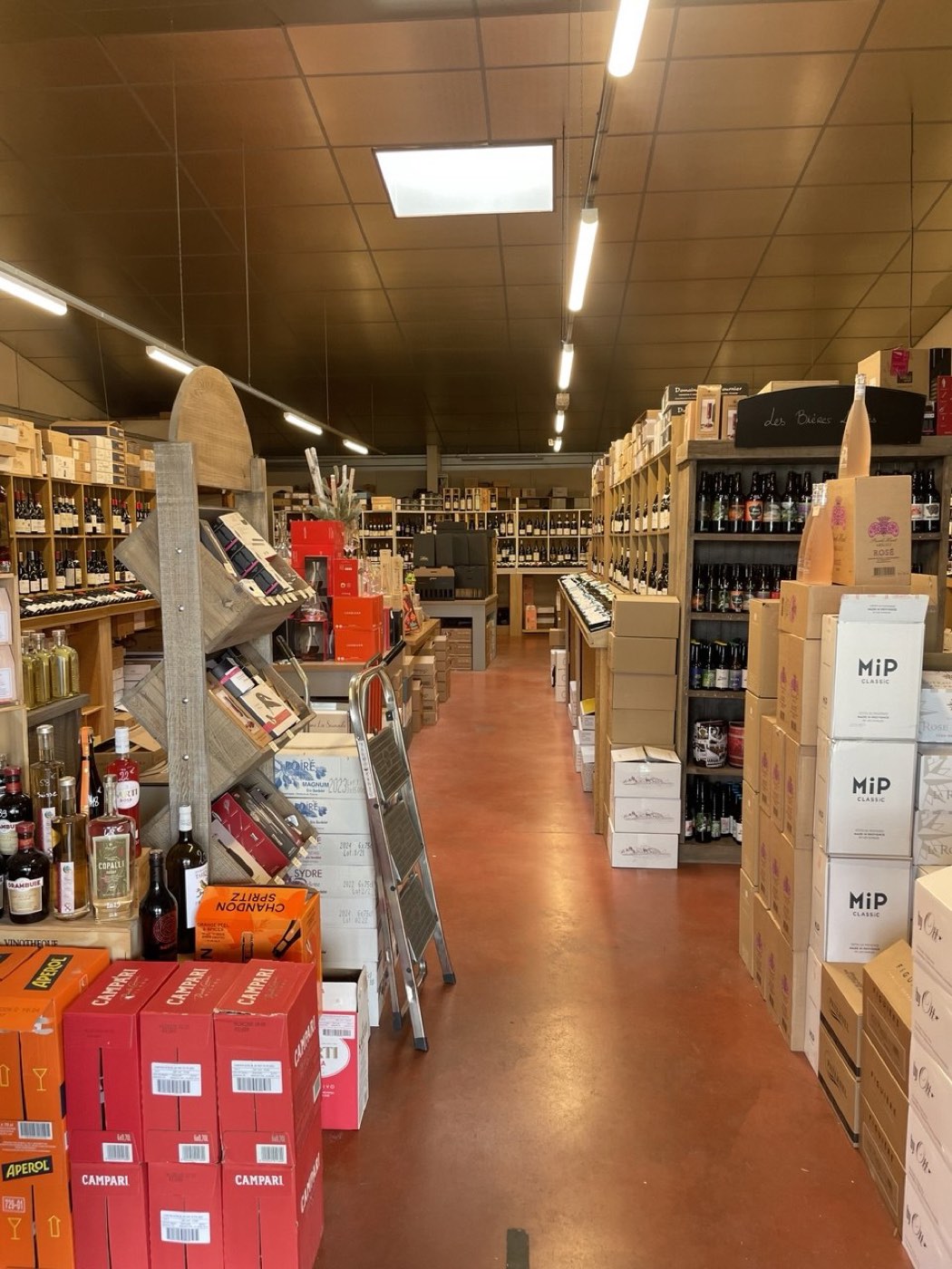 All&eacute;e centrale de la boutique de Saint-Genis-Pouilly